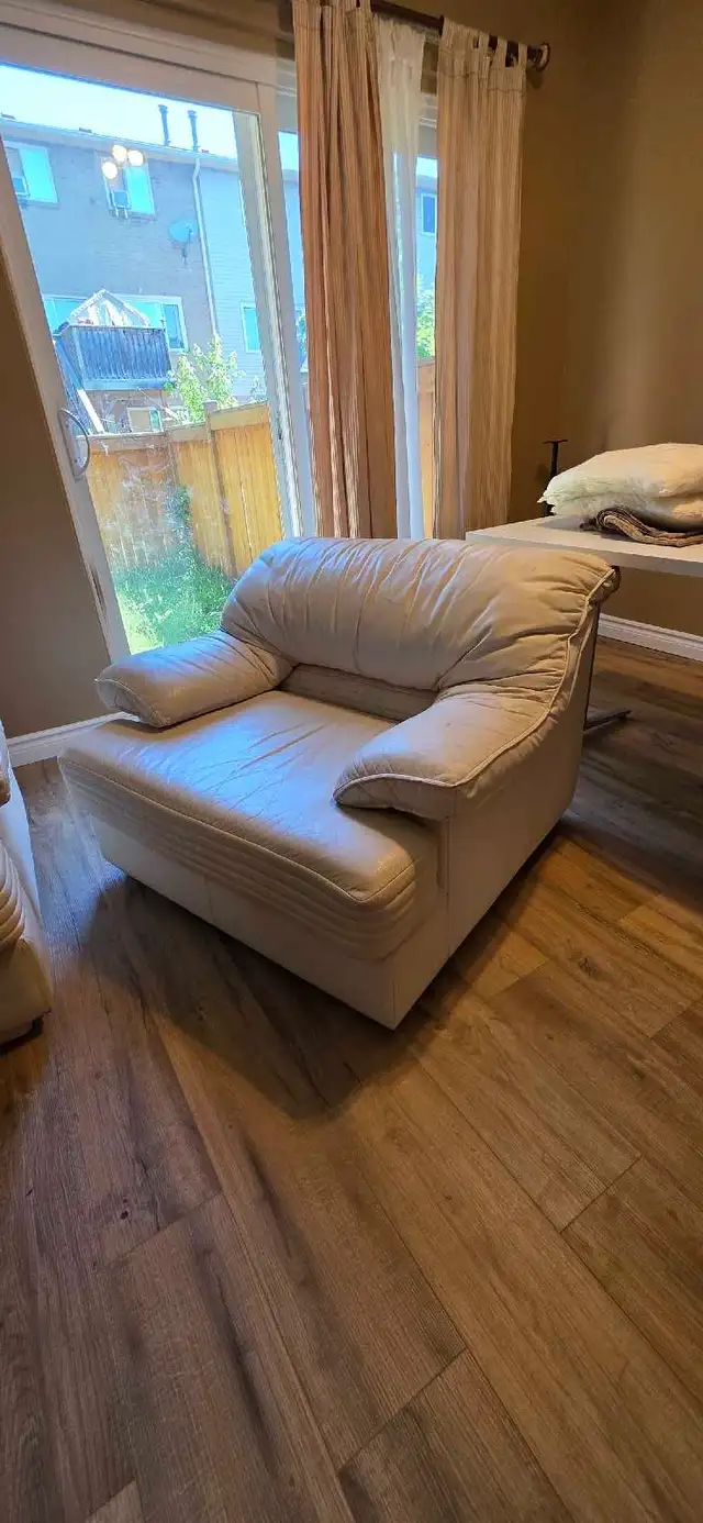 LEATHER DAMAR CHAIR