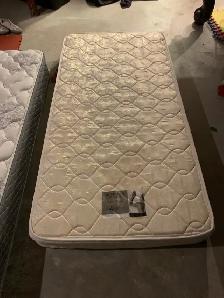 twin mattress - Photo 2