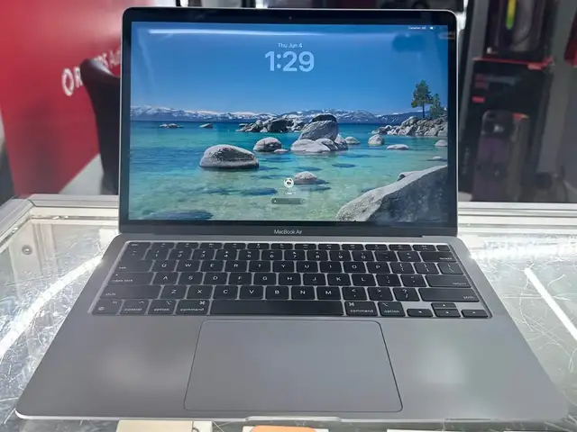 MacBook Air M1 chip 256GB SSD 8GB RAM