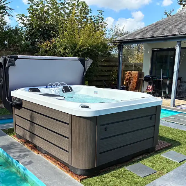 3 PUMP BENCH HOT TUB