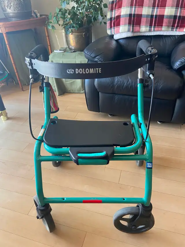 VENTE SUR RDVS TABLE CHAISES VAISSELIER DÉCO POUPÉES