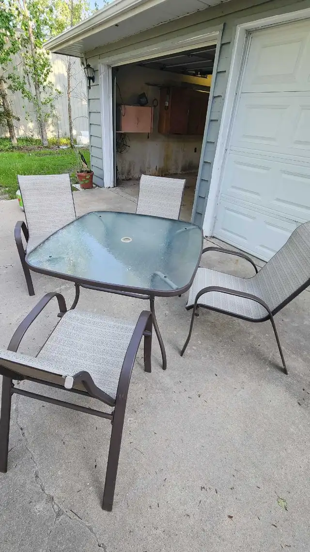 Excellent condition patio table and chairs