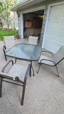 Excellent condition patio table and chairs