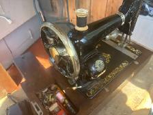 antique victor sewing machine. - Photo 2