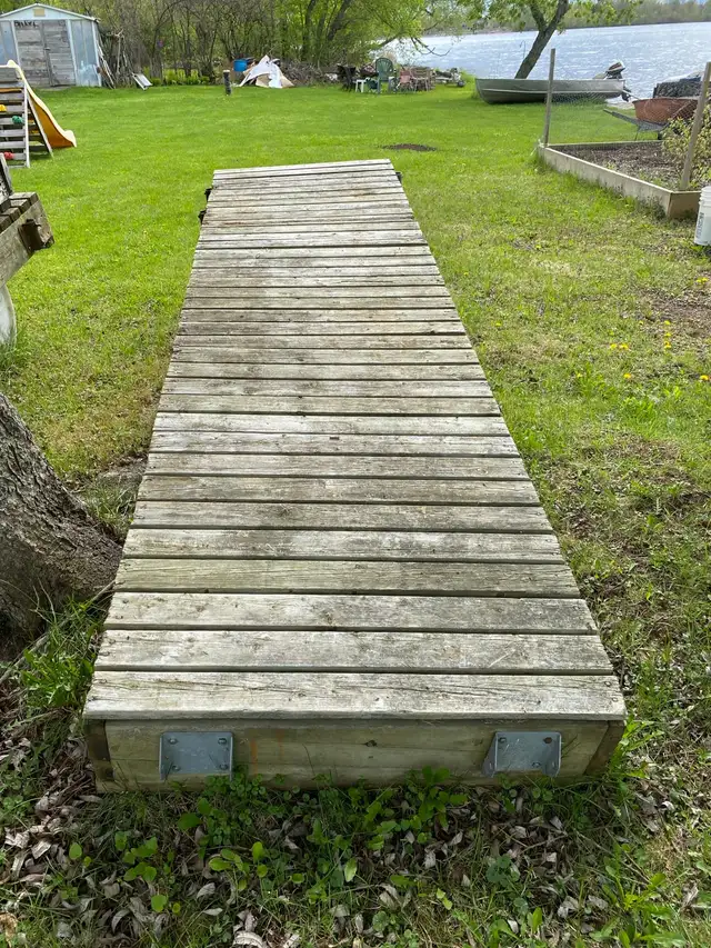 2x Wood Docks
