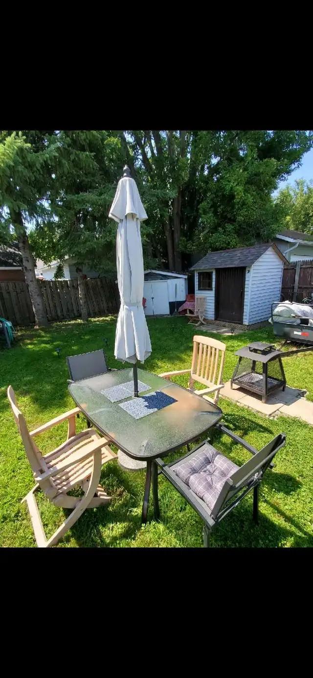 set de patio 4 chaise..petit foyer et parasol et ! à vendre 150$