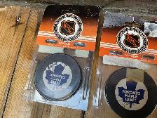 1980’s  3 Vintage Signed TORONTO MAPLE LEAFS TRENCH Hockey Pucks - Photo 2