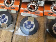 1980’s  3 Vintage Signed TORONTO MAPLE LEAFS TRENCH Hockey Pucks - Photo 3