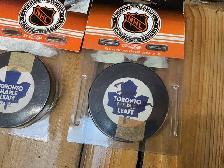 1980’s  3 Vintage Signed TORONTO MAPLE LEAFS TRENCH Hockey Pucks - Photo 4