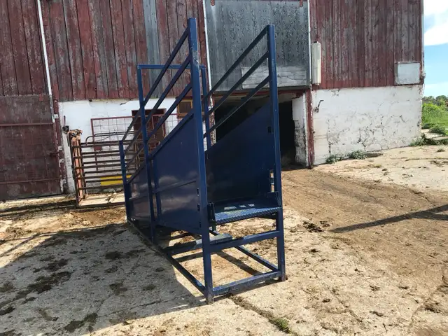 Adjustable Height Cattle Loading Chute