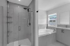 Turnkey, 4 bed plus den, developed basement, 3 storey, views - Photo 10