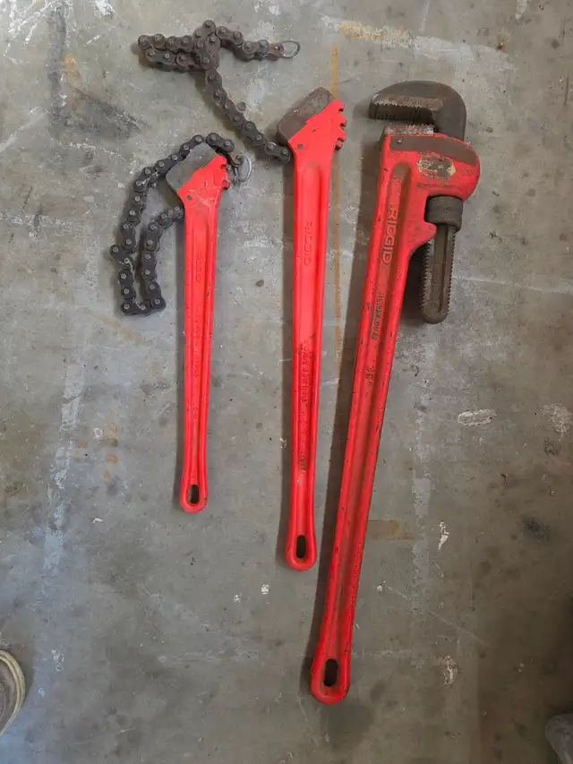 Pipe wrenches