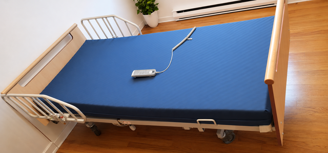 Lit d'hôpital électrique à vendre- Presque neuf!
