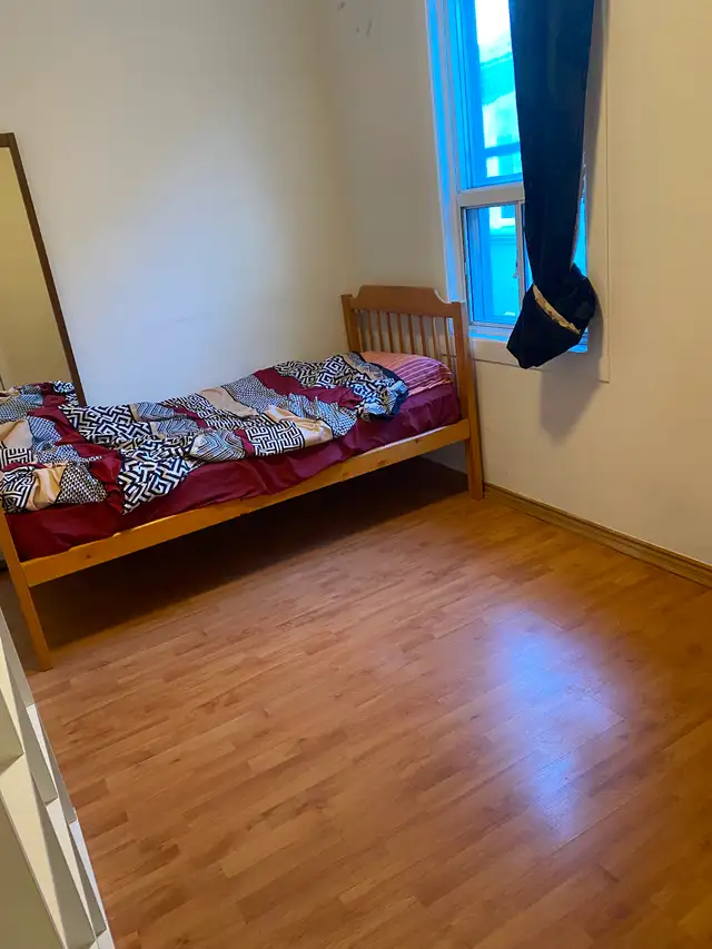 Cozy room in eastyork available from July 30th,single or couple