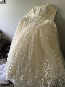 Floral Style Wedding Dress - Photo 2