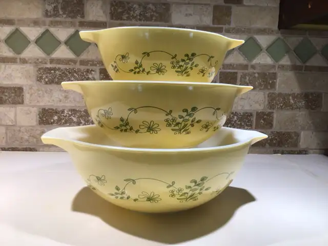 Pyrex Shenandoah bowl set - kitchen