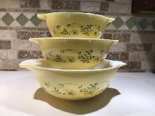 Pyrex Shenandoah bowl set - kitchen