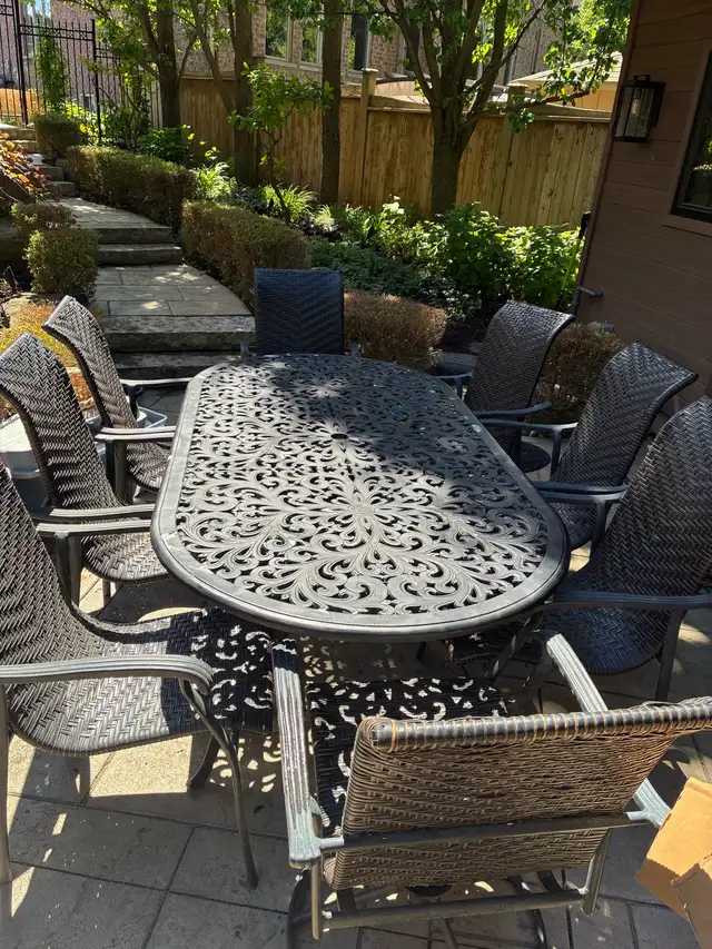 outdoor patio table and chairs