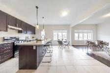 Large 2700 Sqft 2 garage home in Oshawa for rent - Photo 2