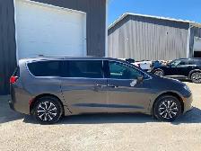 2017 Chrysler Pacifica LX - Photo 2