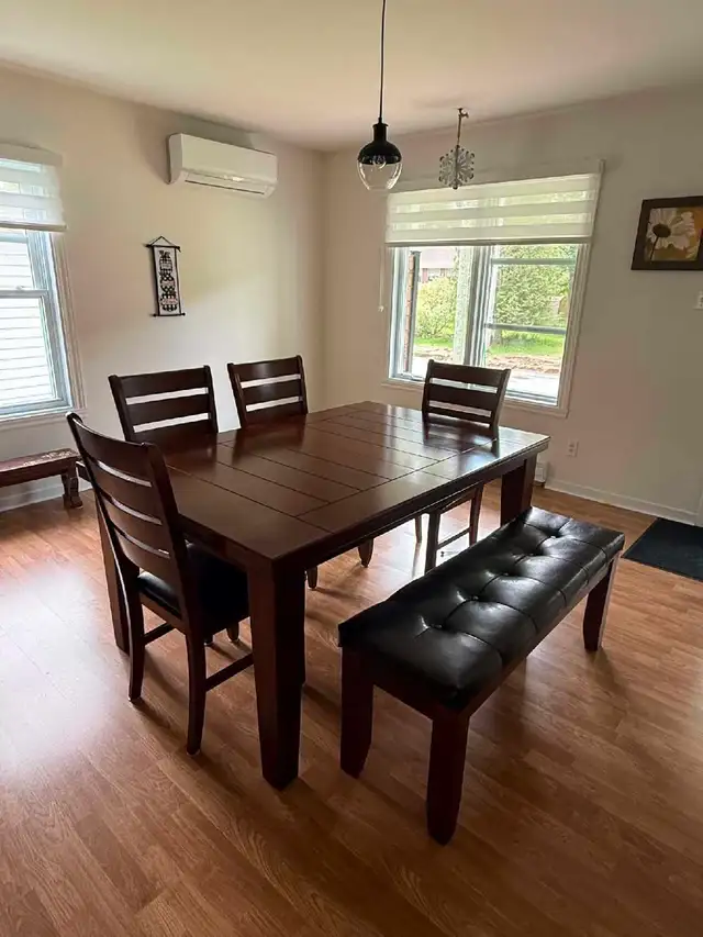 table avec 4 chaise et 1 banc