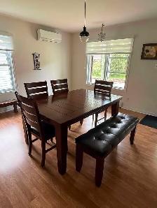table avec 4 chaise et 1 banc