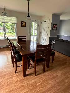 table avec 4 chaise et 1 banc - Photo 2