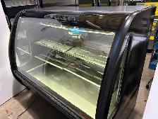 5/FT CURVED GLASS DELI/BAKERY DISPLAY COOLER - Photo 2