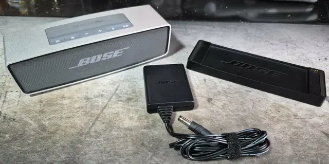 BOSE SOUNDLINK MINI BLUETOOTH SPEAKER – MINT COMPLETE - $120 OBO