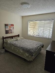 Available Now: Room for rent in Thickwood