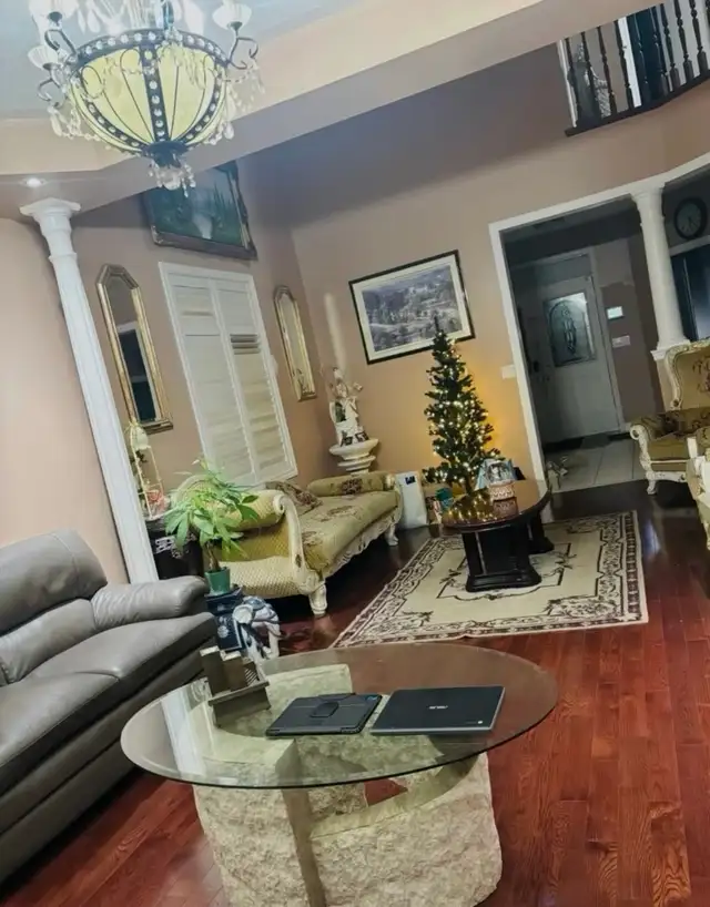 Upper level 2 spacious room for rent