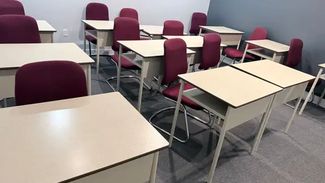 Tables d’école et chaises