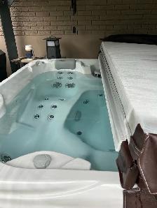 Hot Tub with lounger - Photo 2
