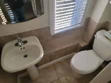 large 2 bedroom apt in quiet home - Photo 9