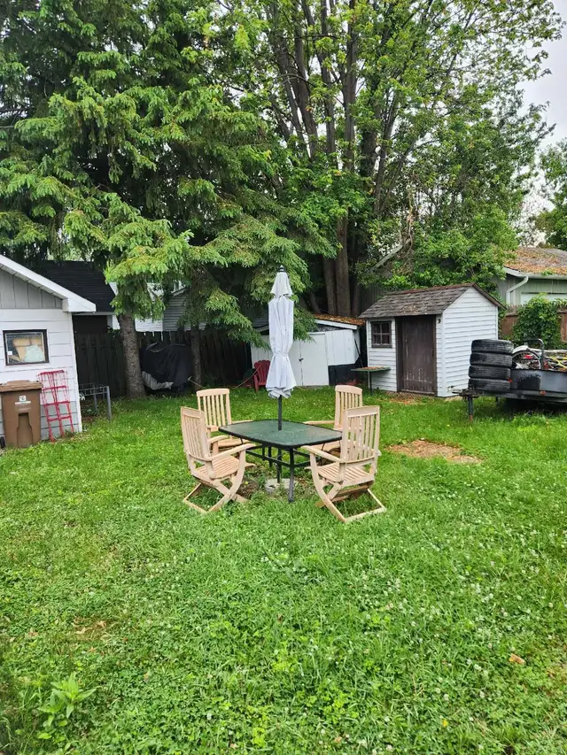 Set de patio 4 chaise..petit foyer et parasol et  150$ négo