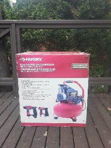 HUSKY 6 Gal OIL-FREE AIR COMPRESSOR