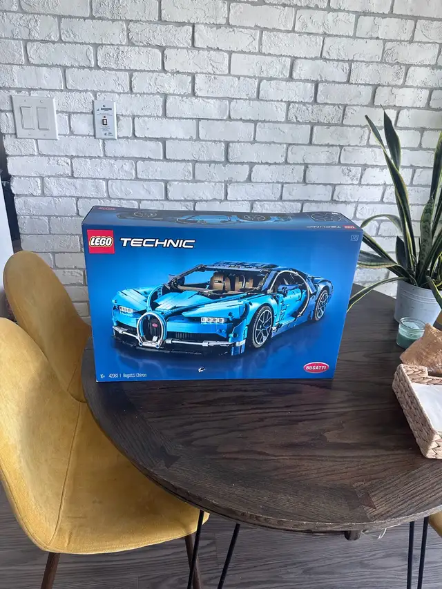 Lego Technic Bugatti Chiron 42083 Brand NEW Factory Sealed