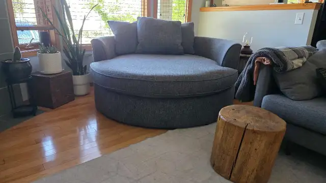 Comfortable 48' Round Sofa
