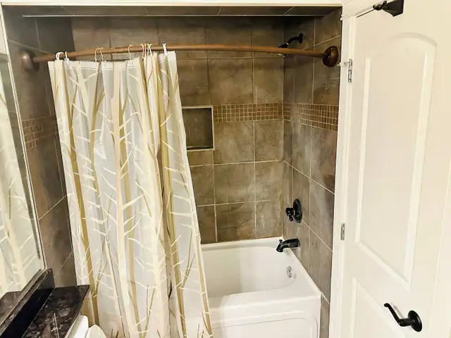 Spacious 4 Bed Home – Eagle Ridge Fort McMurray – Site Bus Near