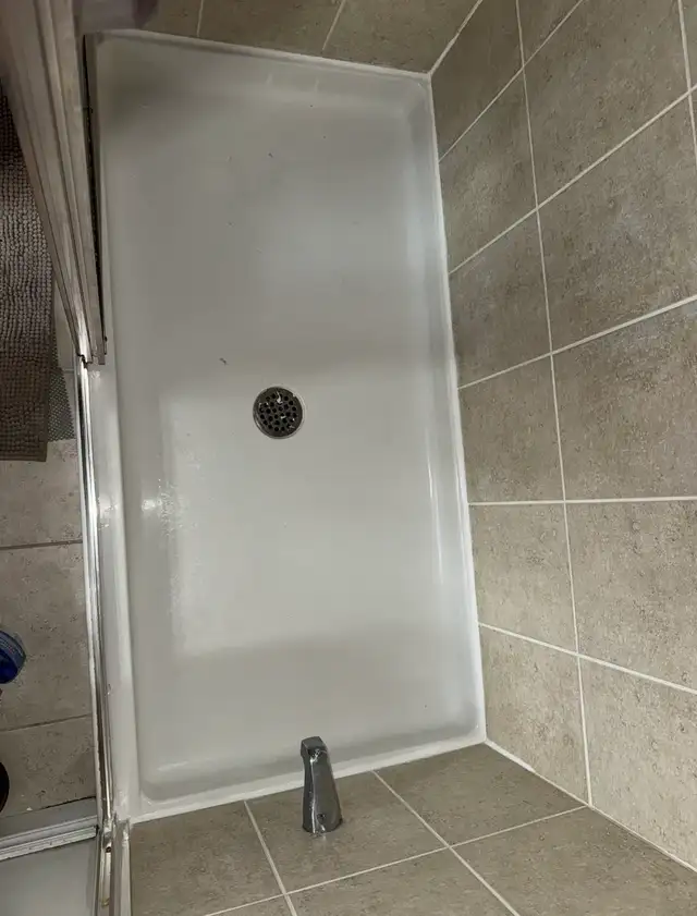 Caulking shower bathtub