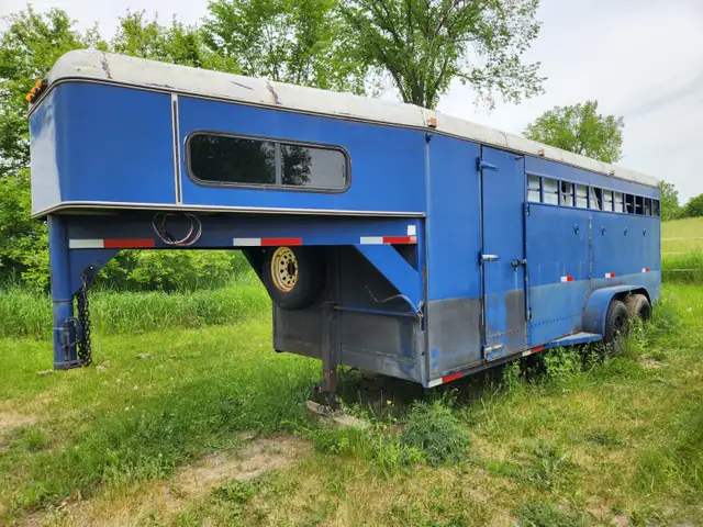 4 Horse Slant with Tack Area