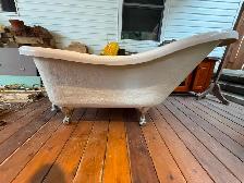 Bain sur patte de 67'' X 28'' X 31'' de haut.