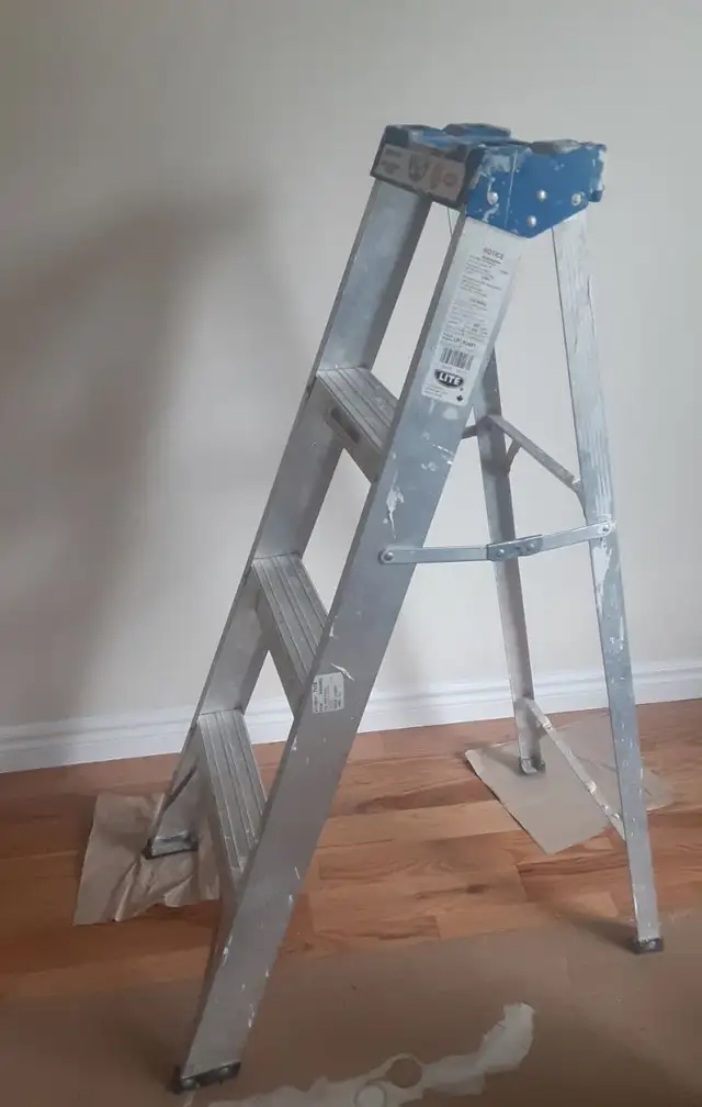 4 Foot Step Ladder, 200 lbs Load Capacity