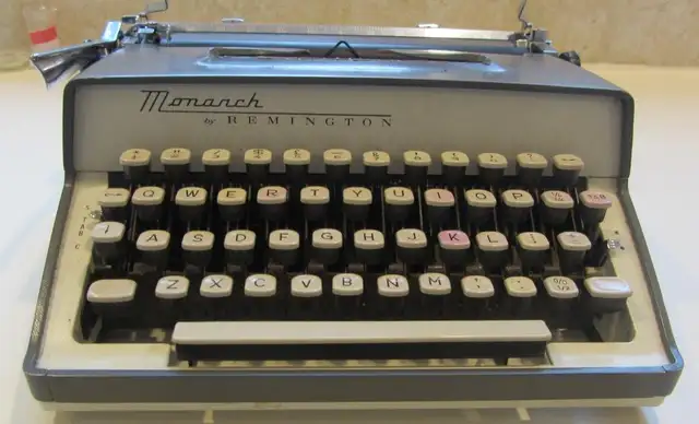 VINTAGE  REMINGTON TYPEWRITER