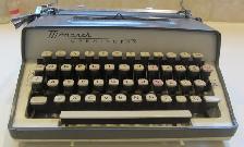 VINTAGE  REMINGTON TYPEWRITER