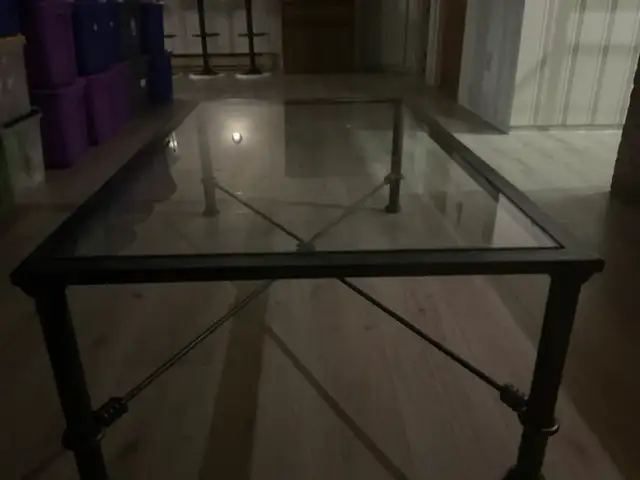Table basse en vitre avec pattes et bordure en cuivre