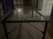 Table basse en vitre avec pattes et bordure en cuivre