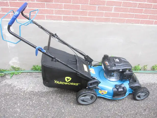 2022 YARDWORKS 21' SELF PROPELLED LAWN MOWER W/BAGGER LIKE NEW