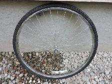 Roue de vélos avant 700C en acier avec pneu et chambre à air.