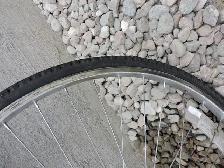 Roue de vélos avant 700C en acier avec pneu et chambre à air. - Photo 2